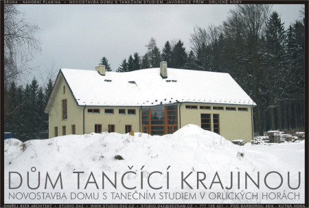 DRUNA, dům tančící krajinou | Dům směrem od komunikace k lesu stále narůstá do šířky i do výšky, vlní se, a ještě vertikálně stoupá. Je navíc směrován mezi dva majestátní buky rostoucí na okraji lesa. 